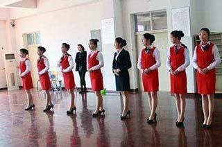 翱翔藍(lán)天，禮儀先行 四川航空學(xué)校空乘專(zhuān)業(yè)招生報(bào)名條件及禮儀服務(wù)解析