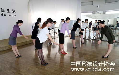 徐文波老師 專(zhuān)業(yè)服務(wù)禮儀培訓(xùn)教學(xué)實(shí)錄與價(jià)值解析